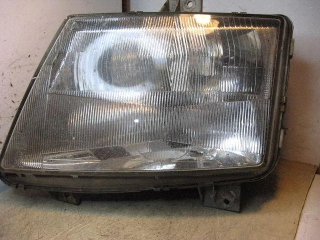Headlight/headlamp – left