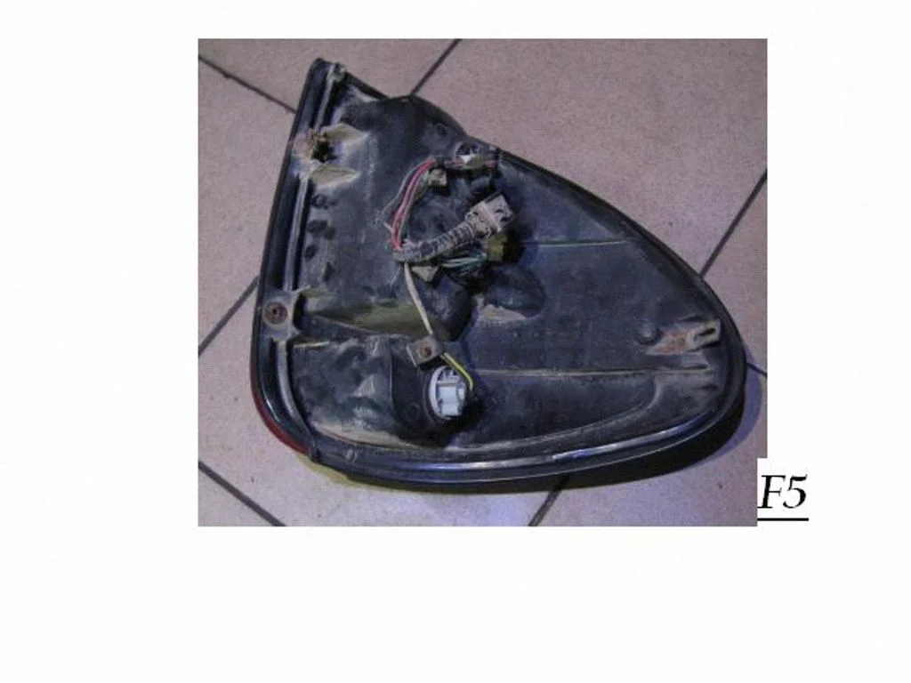 Aizmugurējais lukturis virsbūvē 04857600