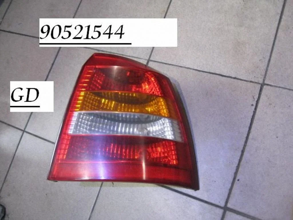 Aizmugurējais lukturis virsbūvē GM90521544