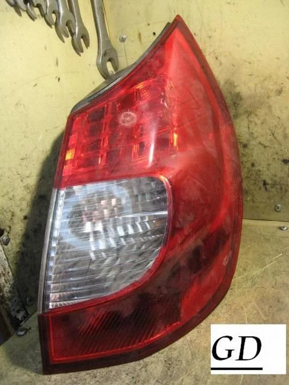 Rear/tail lights – right