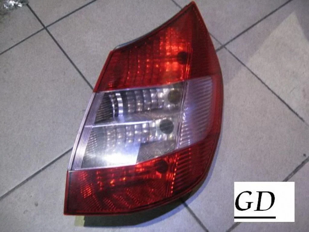 Rear/tail lights – right