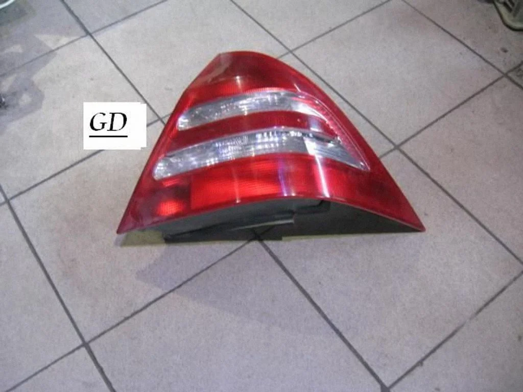 Rear/tail lights – right