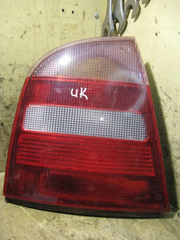 Rear/tail lights 1U6945111