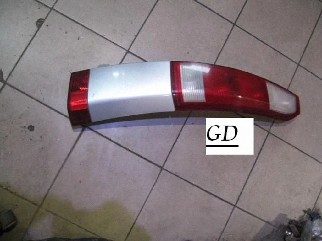 Aizmugurējais lukturis virsbūvē 93294345