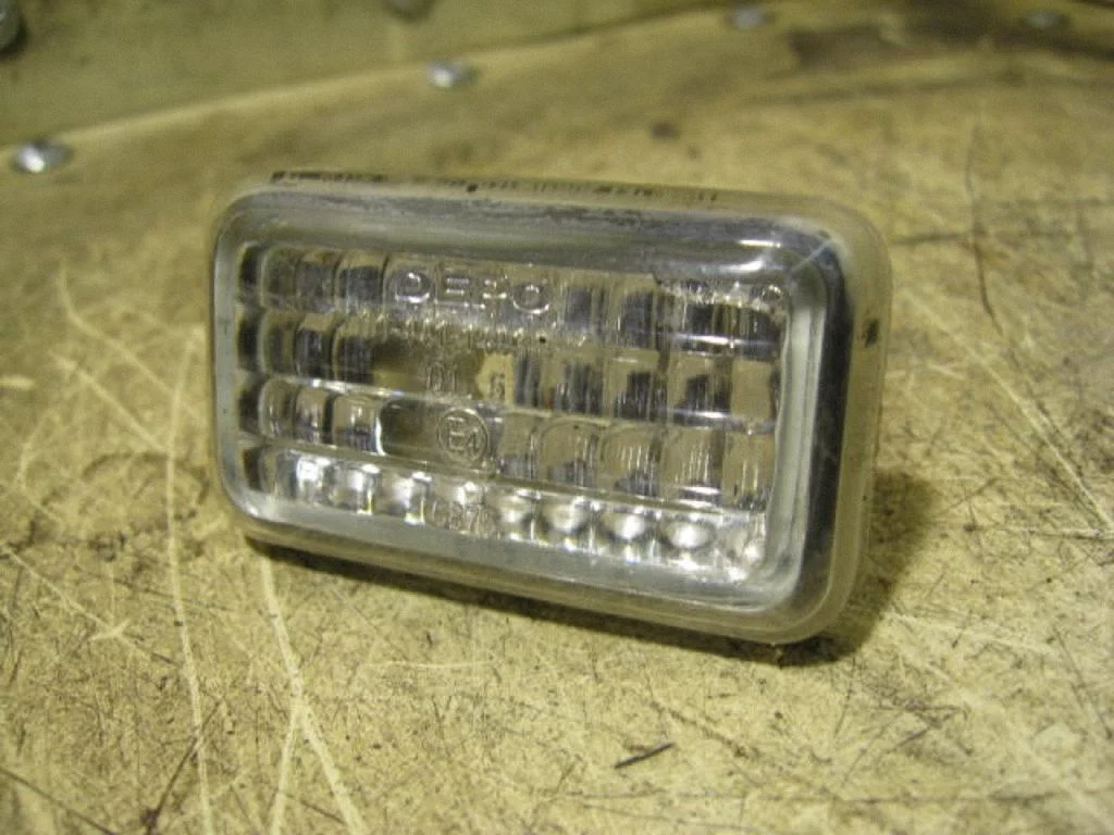 Front fender indicator light
