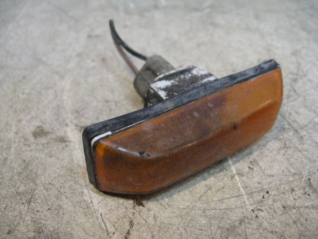 Front fender indicator light