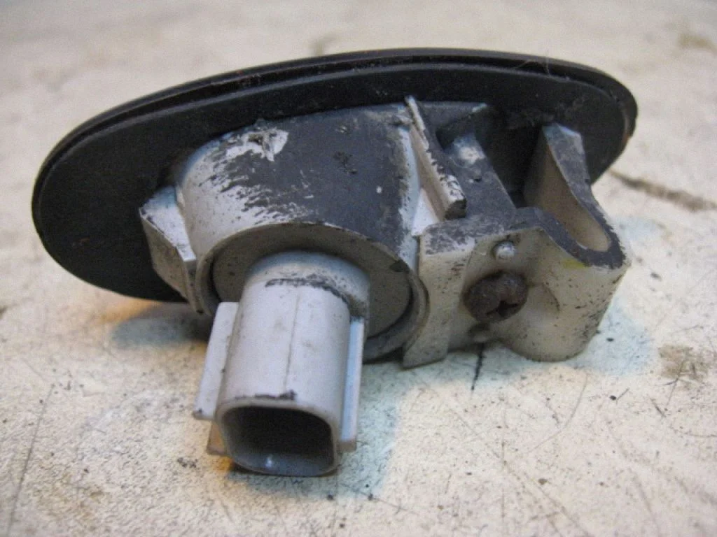 Front fender indicator light