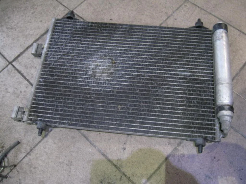 A/C cooling radiator (condenser) – centre