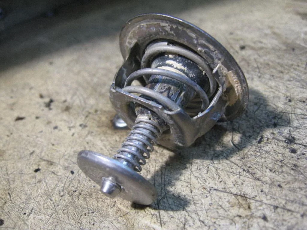 Termostat / obudowa termostatu – lewa