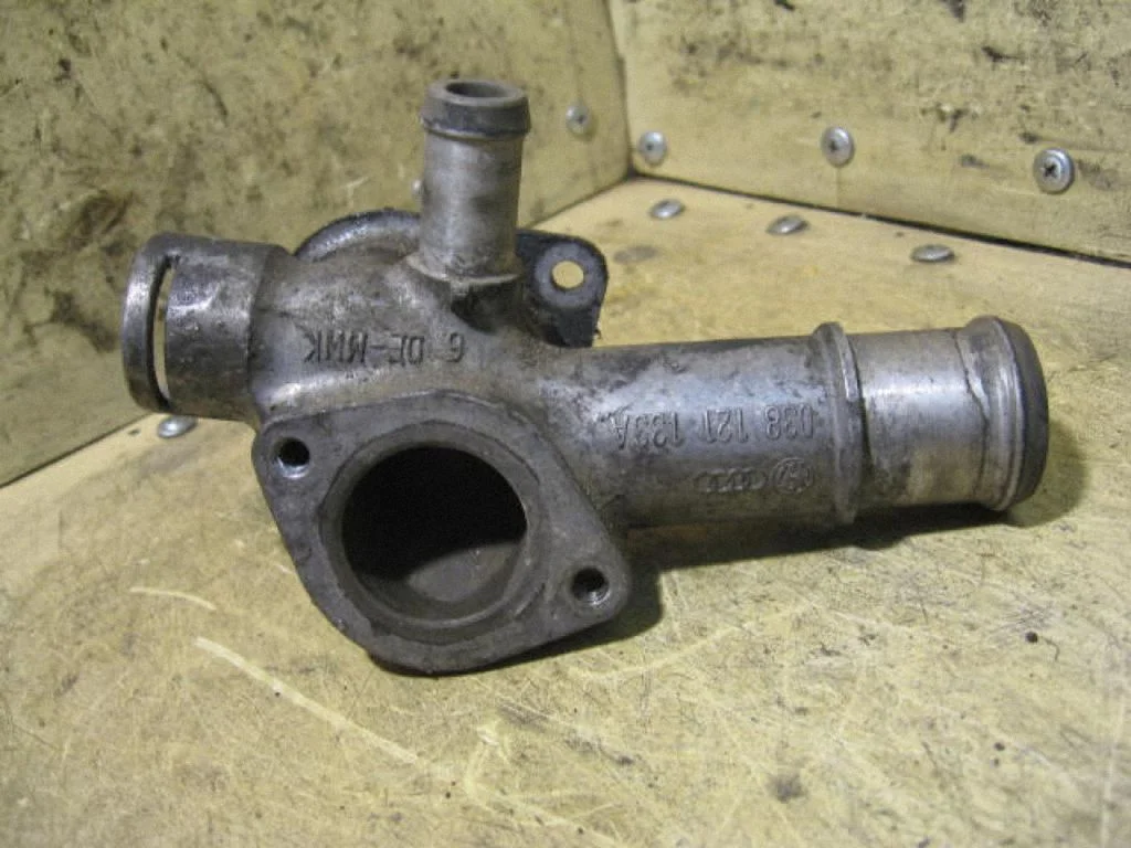 Engine coolant pipe/hose 038121133A