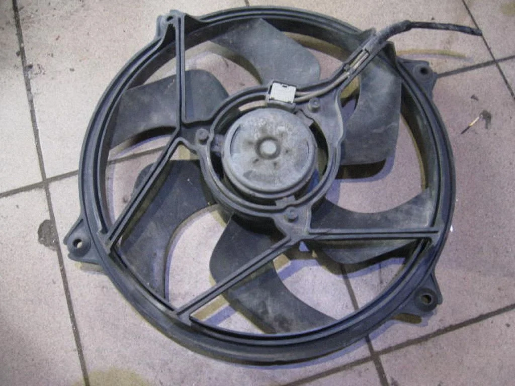 Electric radiator cooling fan – centre