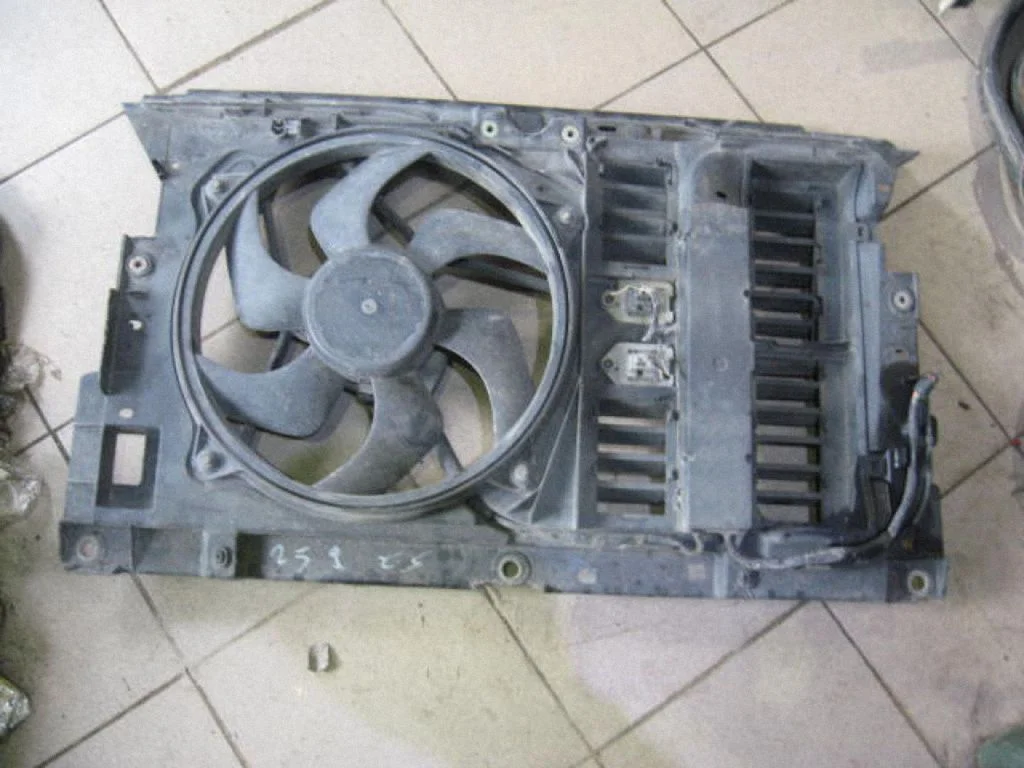 Electric radiator cooling fan – centre
