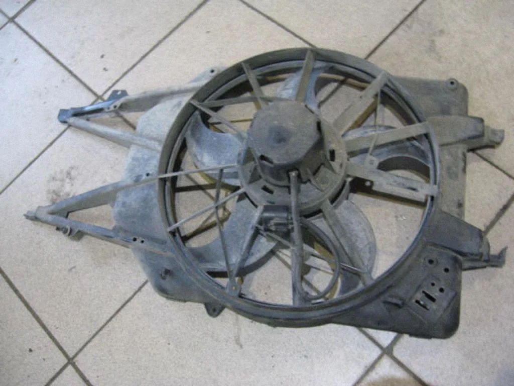 Electric radiator cooling fan – centre