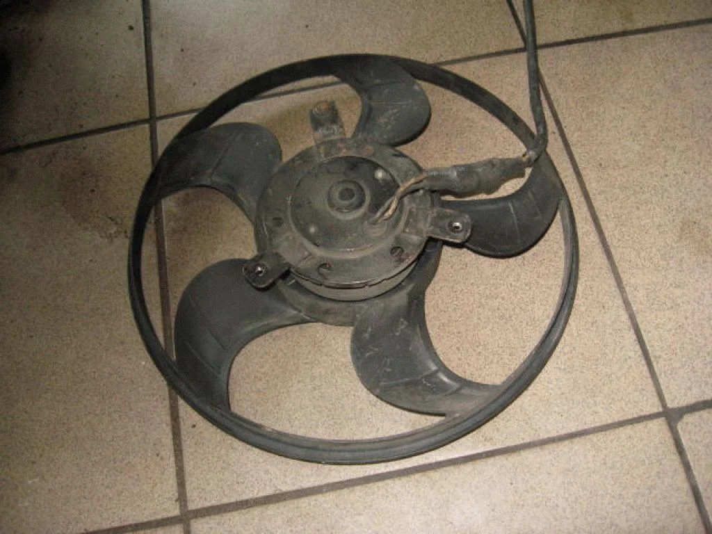 Electric radiator cooling fan – centre