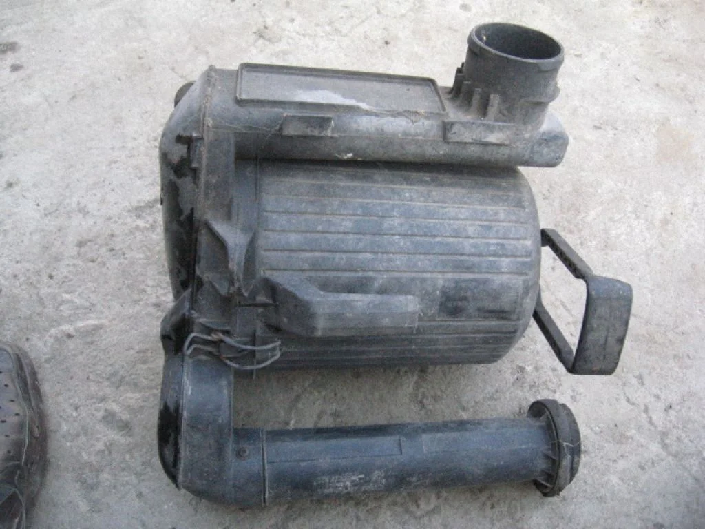 Air filter box – left
