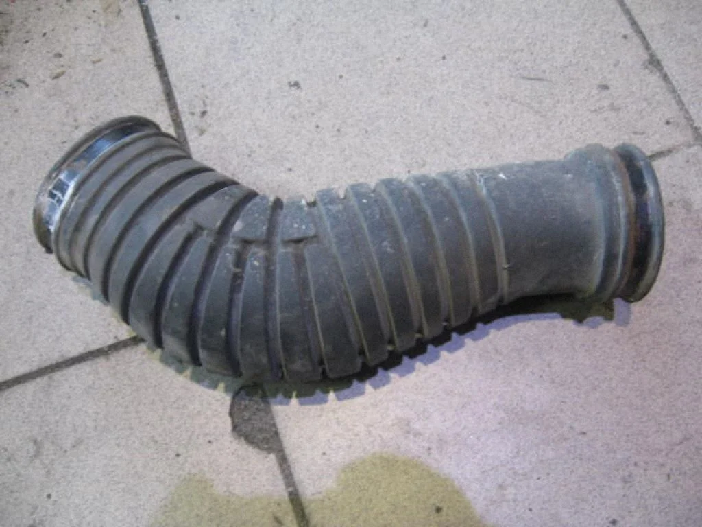 Air intake hose/pipe V97MF9C623BC