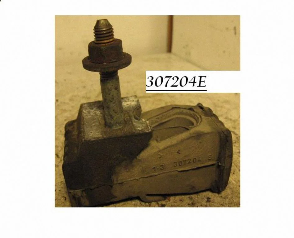 Engine mount bracket 307204E