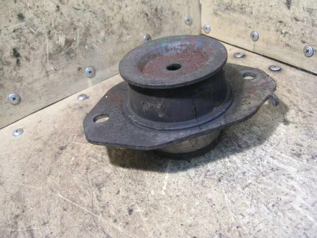 Engine mount bracket 8200065983A