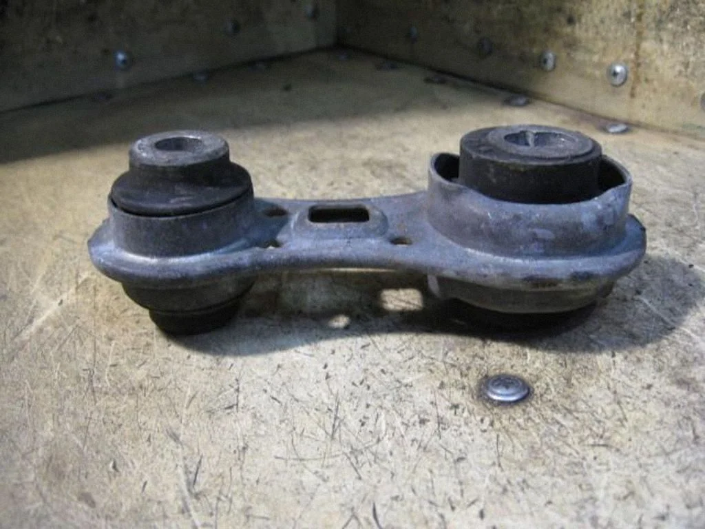 Engine mount bracket – Renault Scenic II - Grand scenic II (2006-2009)
