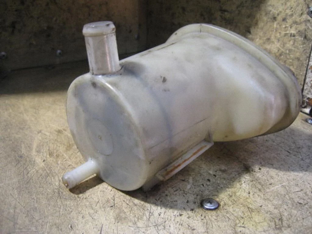 Power steering fluid tank/reservoir XS613R700AA