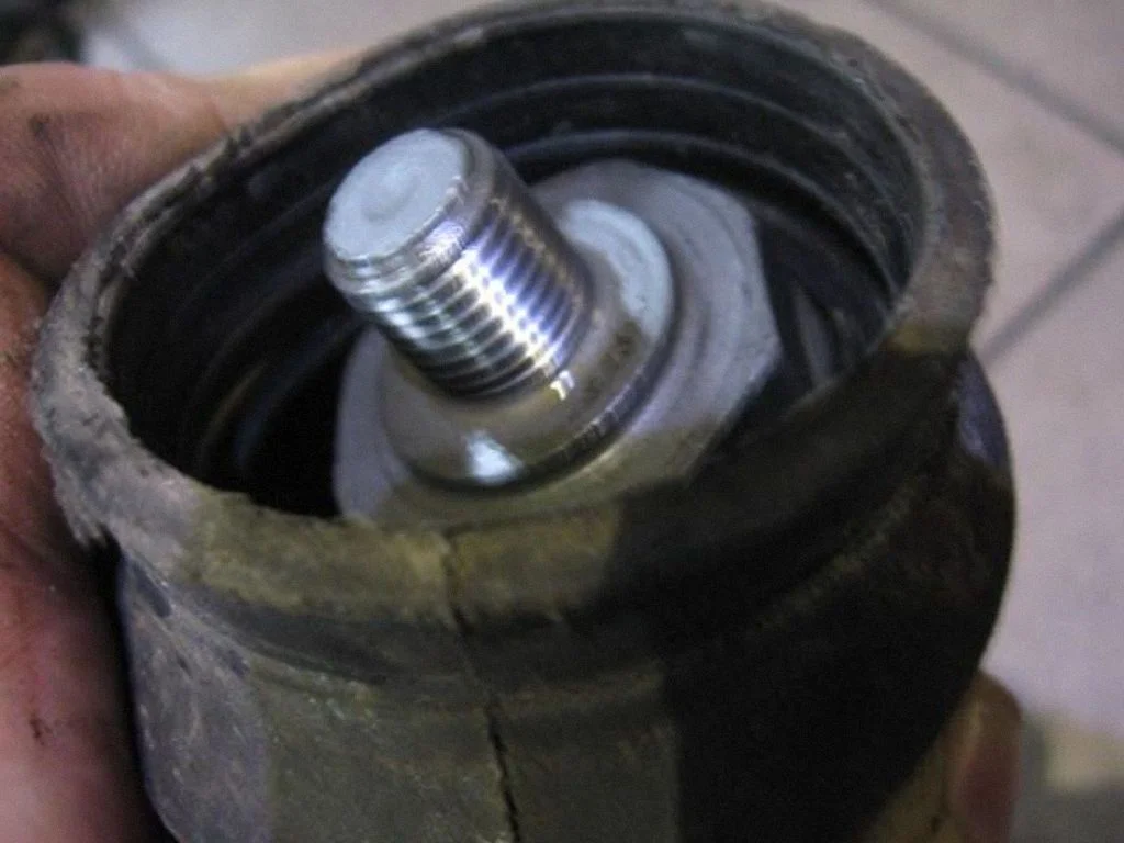 Steering tie rod – right