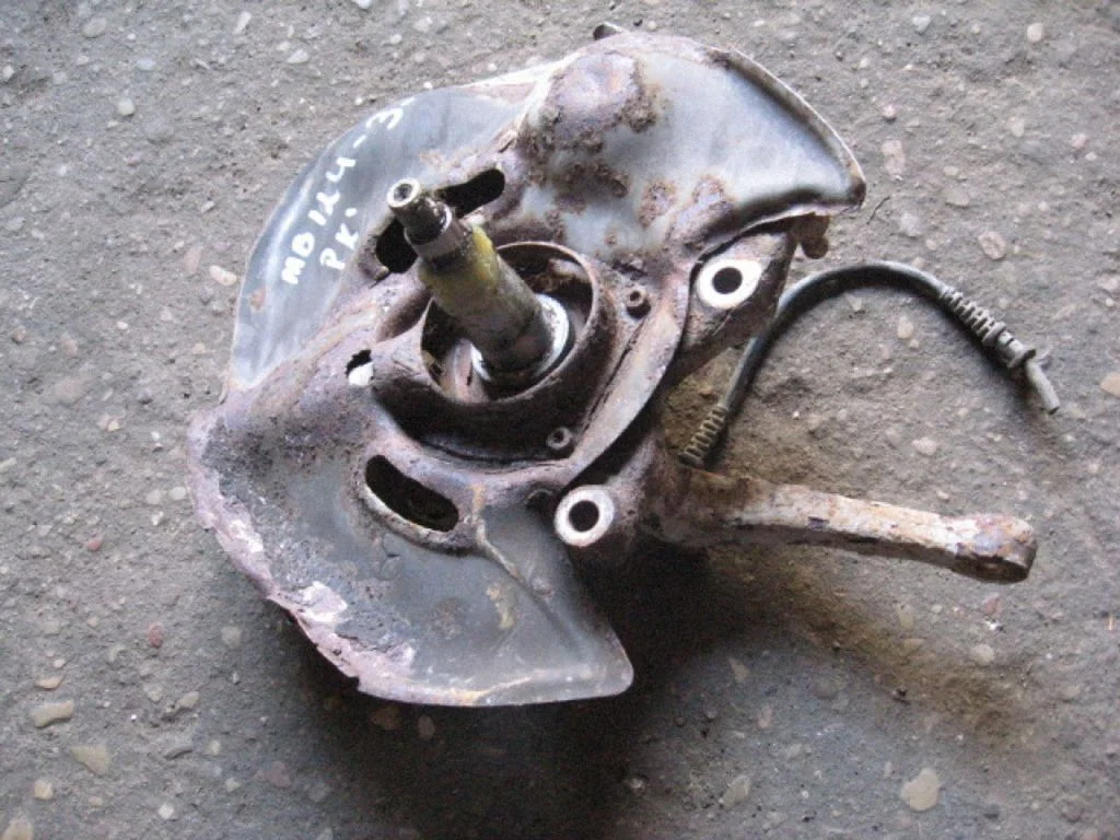 Front wheel hub spindle knuckle – left