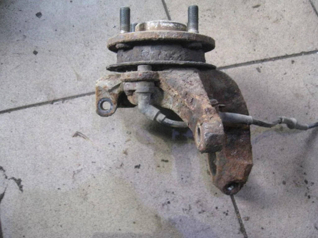 Front wheel hub spindle knuckle – left