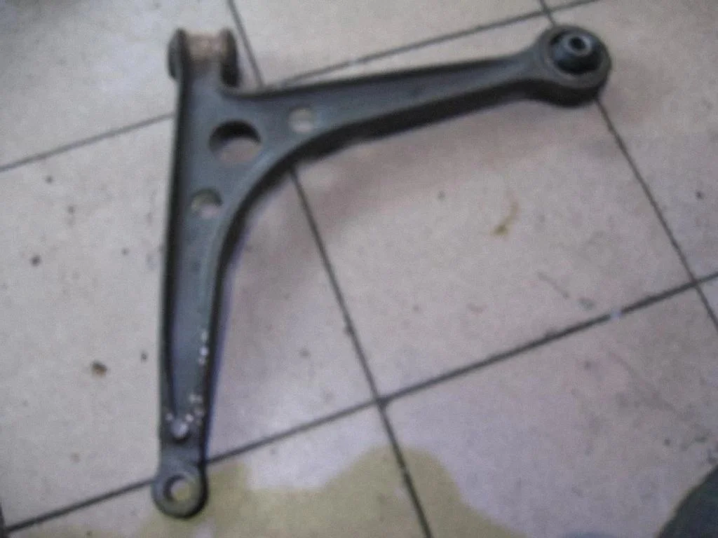 Front lower control arm/wishbone 147A081AB