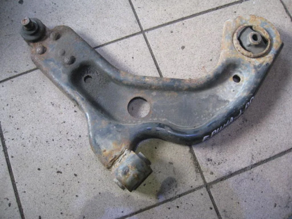 Front lower control arm/wishbone – right