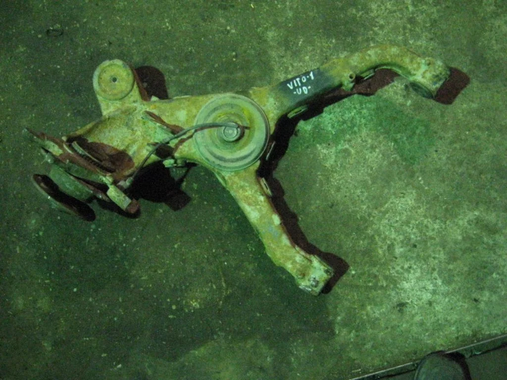 Rear upper control arm/wishbone – right