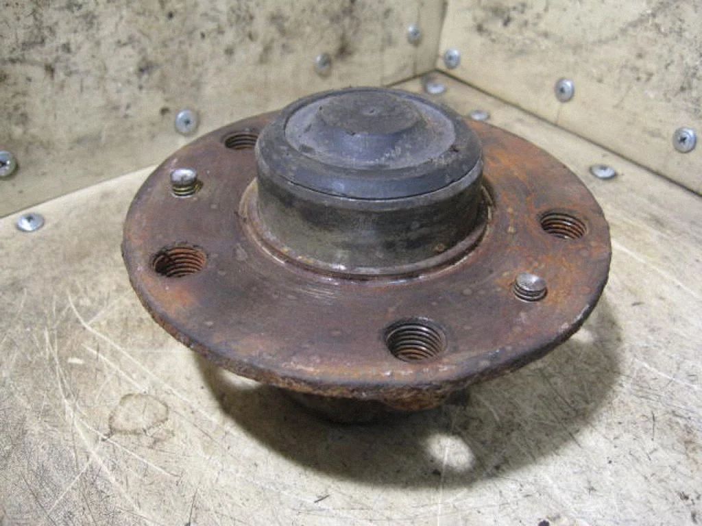 Rear wheel hub