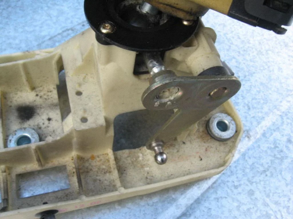 Gear selector mechanism 8028100061