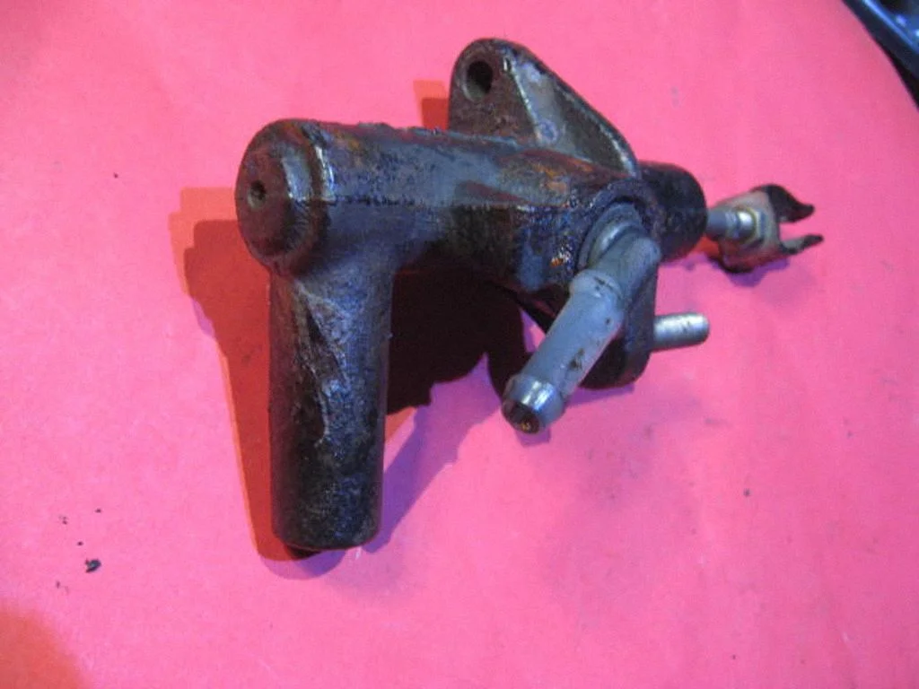 Clutch master cylinder 90AG166AG