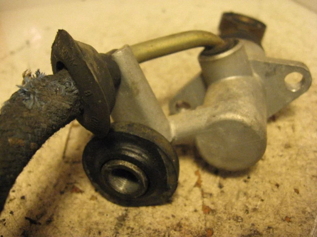Clutch master cylinder 8D2721401