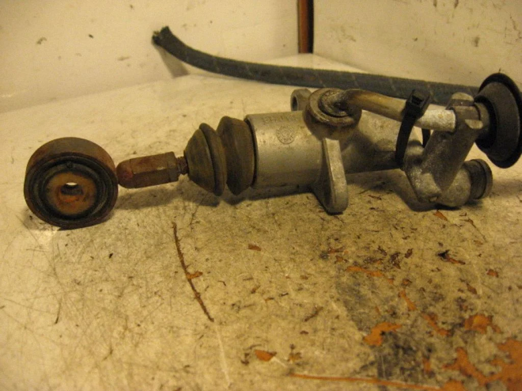 Clutch master cylinder 8E2721401