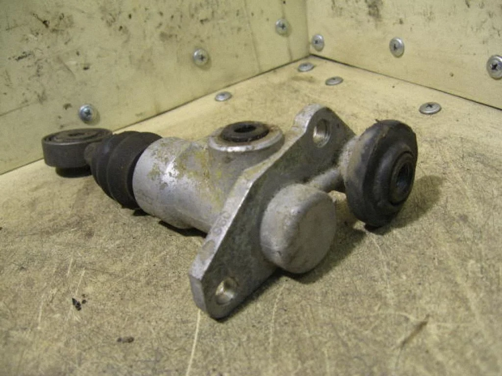 Clutch master cylinder 8D1721401