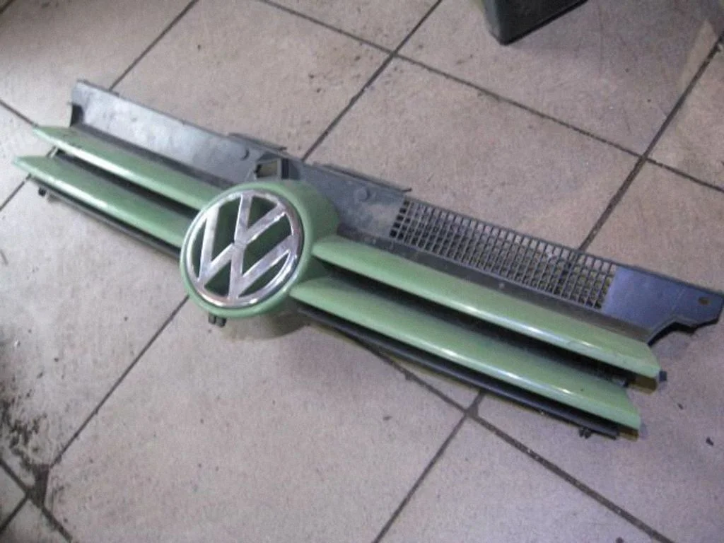 Atrapa górna (grill) 1J0853655F