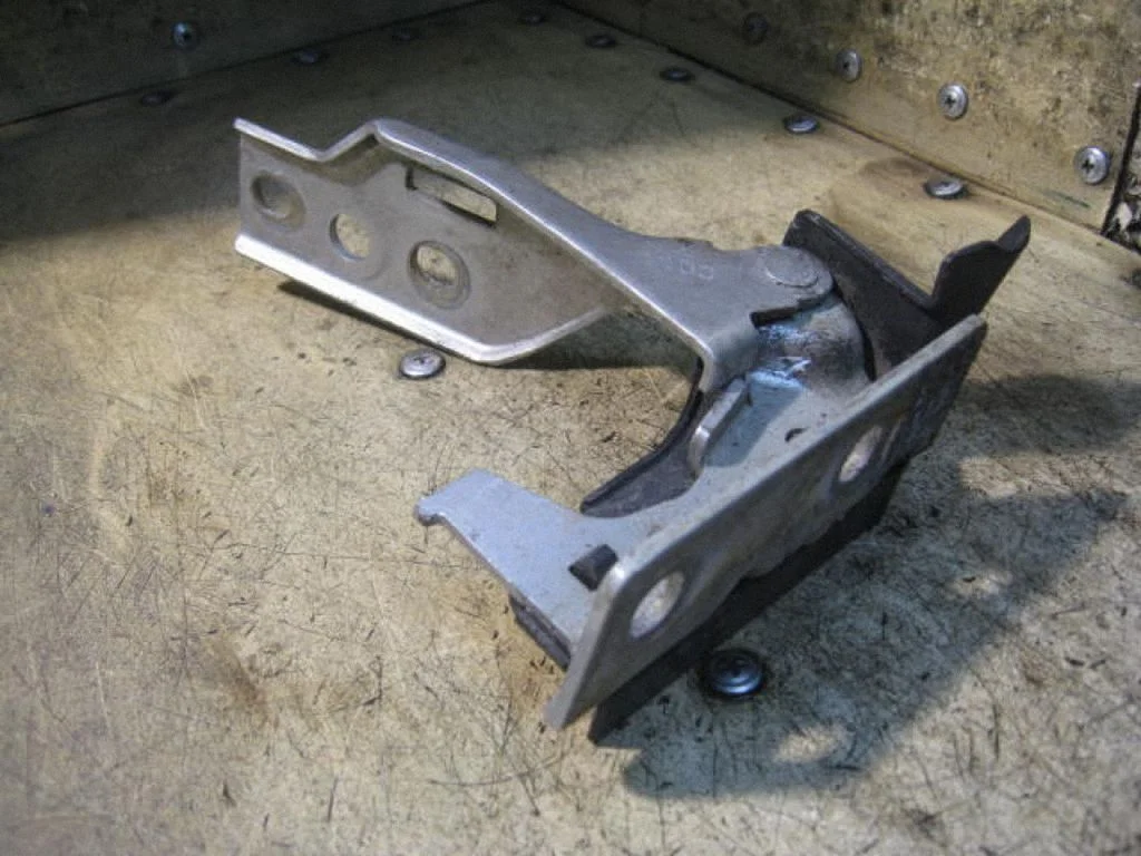 Engine bonnet/hood hinges