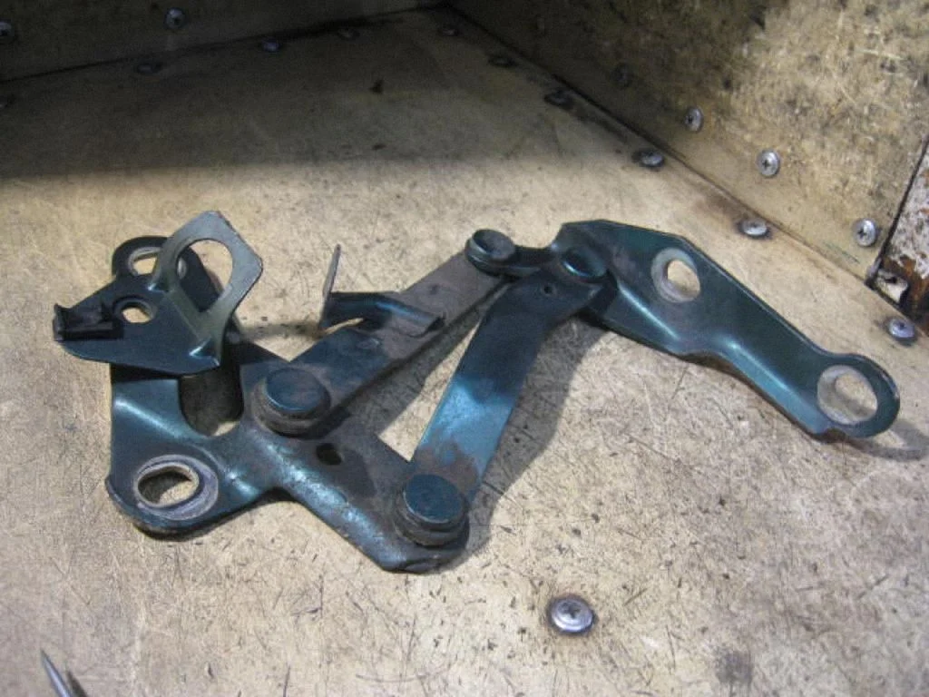 Engine bonnet/hood hinges – left
