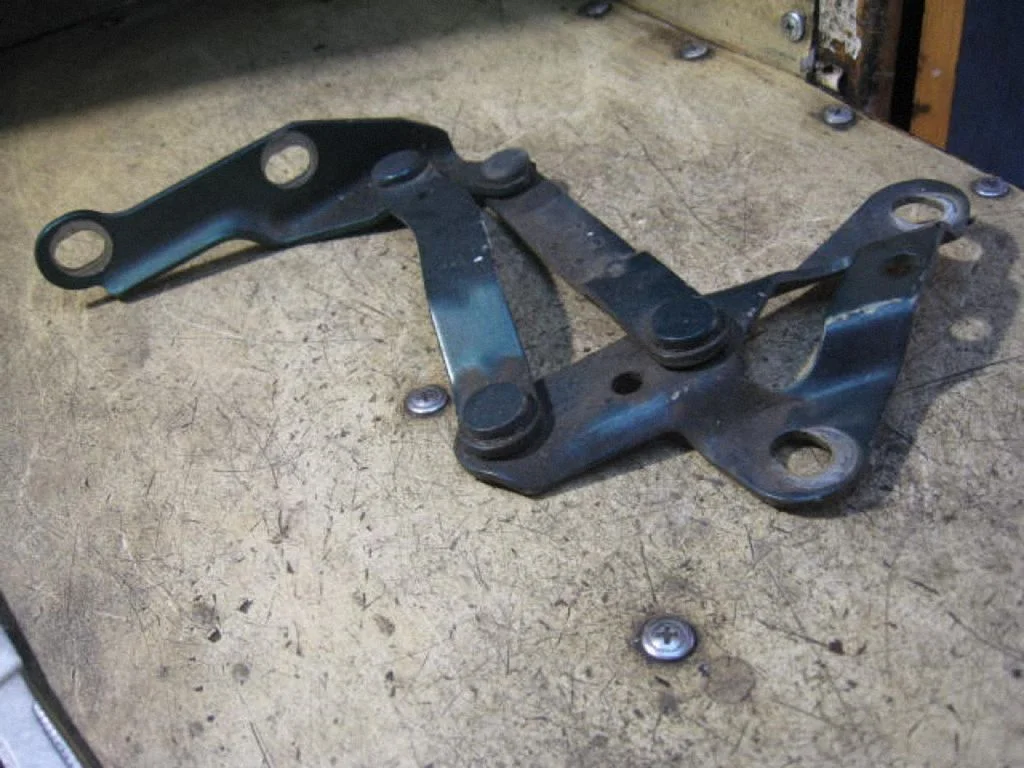 Engine bonnet/hood hinges – right