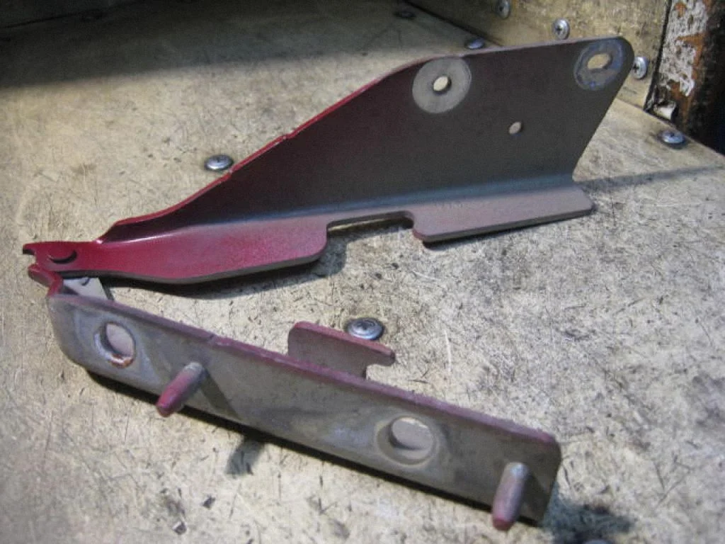 Engine bonnet/hood hinges NURODYKITEKURIPUSE