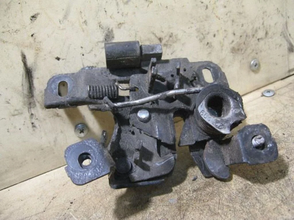 Engine bonnet/hood lock/catch 8L0823509C
