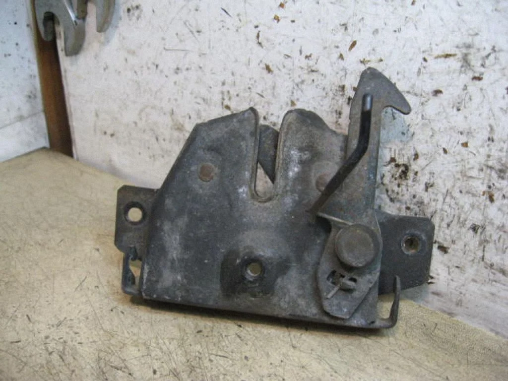 Motora pārsega slēdzene – vidējā