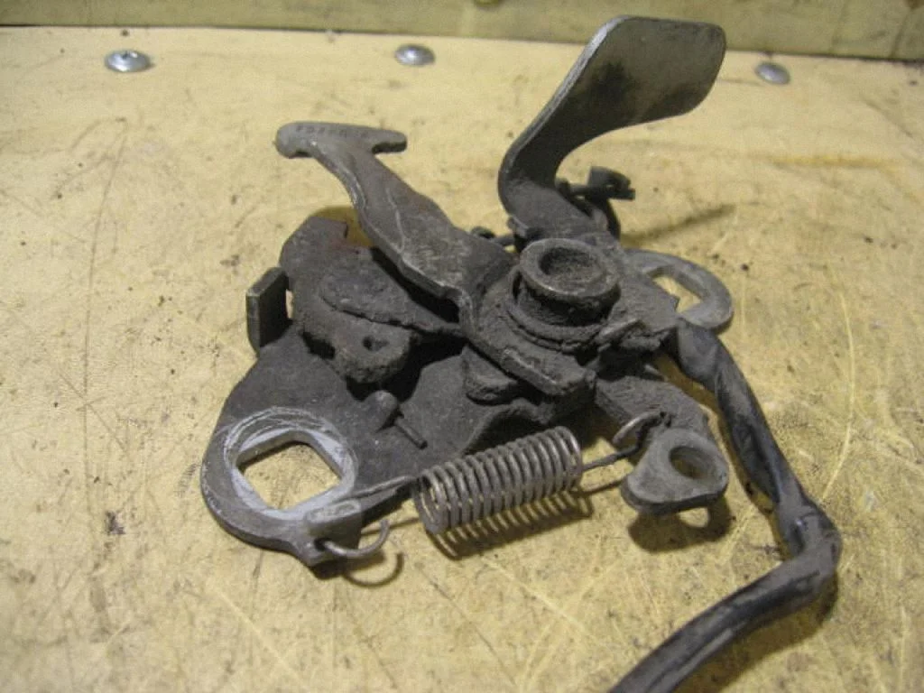 Engine bonnet/hood lock/catch – centre