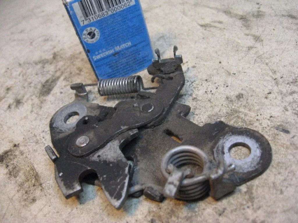 Engine bonnet/hood lock/catch – centre