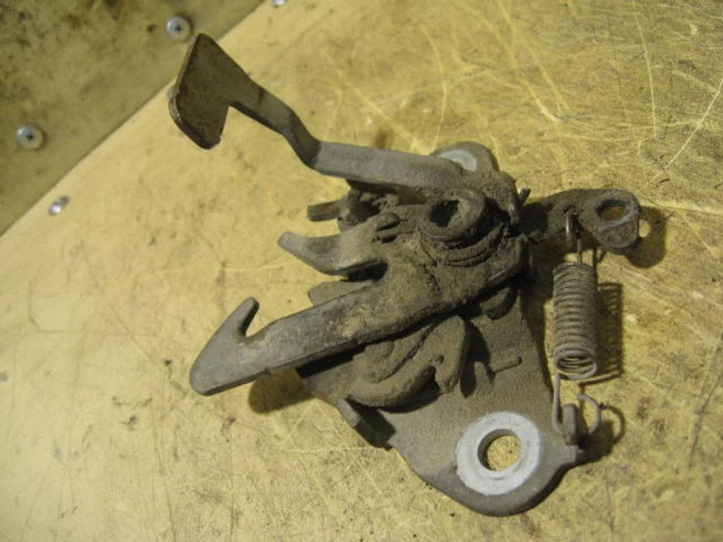 Engine bonnet/hood lock/catch – centre