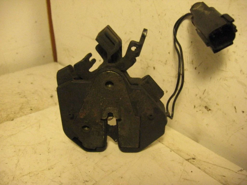 Engine bonnet/hood lock/catch