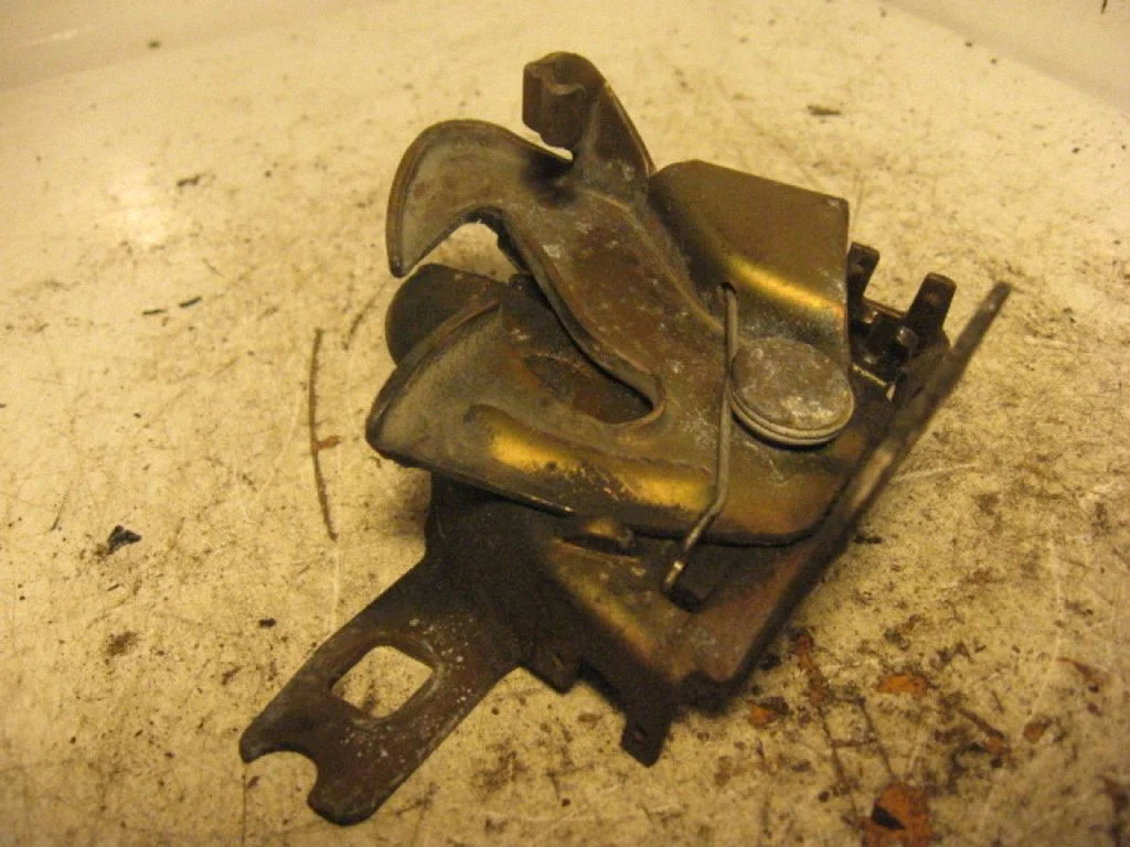 Engine bonnet/hood lock/catch – centre
