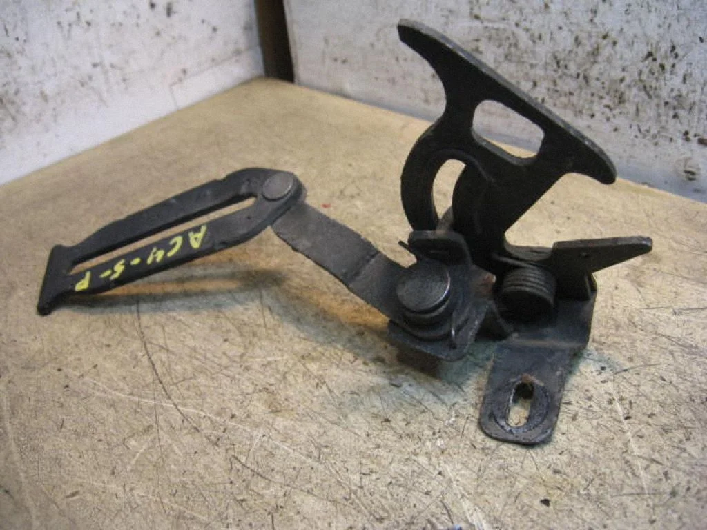 Motora pārsega slēdzene 4A0823480B