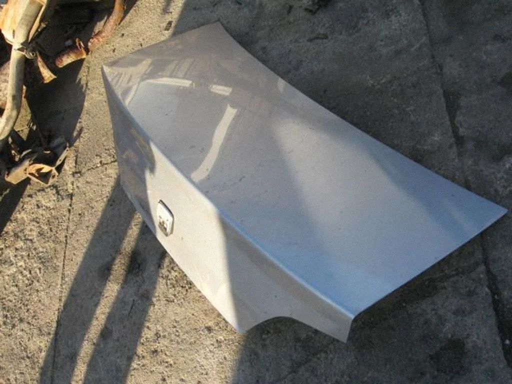 Aizmugurējais vāks (bagāžnieka) – vidējā